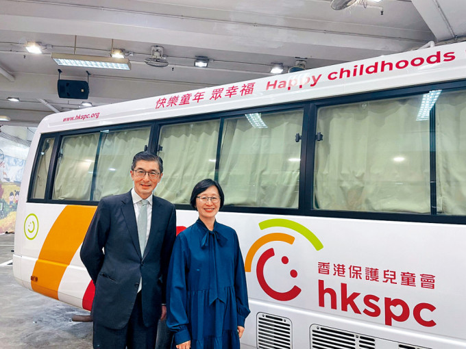 香港保護兒童會總幹事周舜宜（圖右），香港保護兒童會執行委員會主席李永誠（圖左）表示，童樂居已全面提升管理、營運及服務水平。