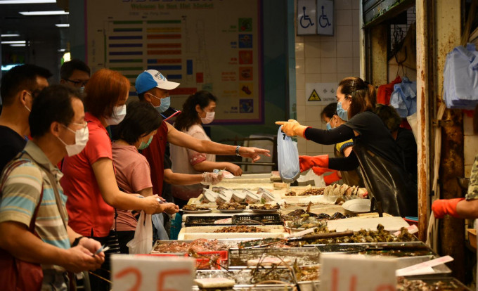 市民在街市范围内必须佩戴口罩。资料图片