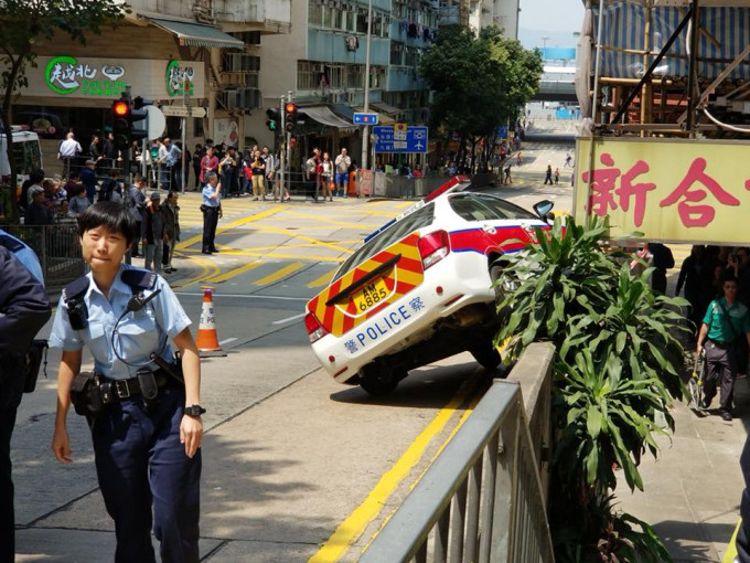 西環水街警車失事。網民Ricky Tsui圖片