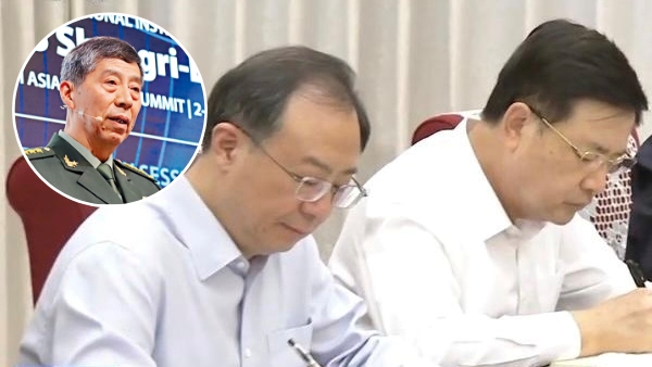 中共中央政治局昨天进行第八次集体学习。王小洪（右）和吴政隆（左）坐在一起，此前坐在两人中间的李尚福不见踪影。 央视新闻联播