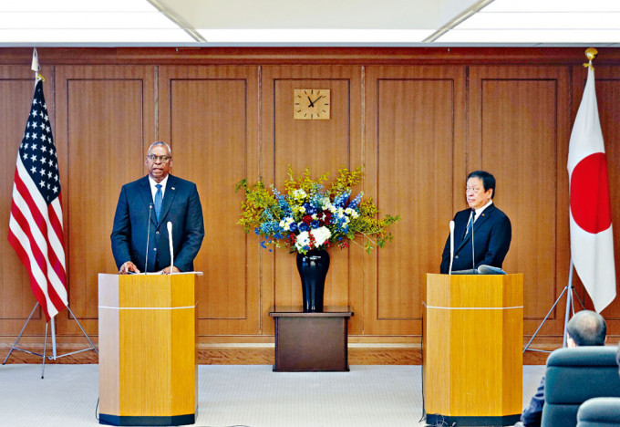 美國防長奧斯汀（左）與日本防衞大臣濱田靖一召開聯合記者會。