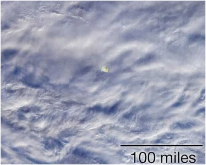 美國太空總署發布衛星圖片顯示強力流星飛過白令海上空時發生爆炸。網圖