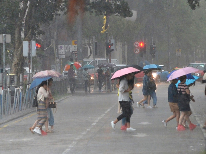 天文台預料有驟雨及狂風雷暴。資料圖片