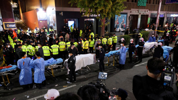 梨泰院一带10月29日深夜发生大规模人踩人事故。路透社图片