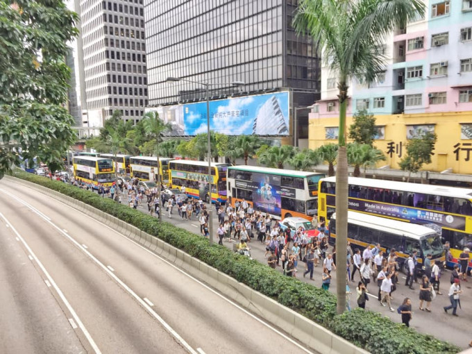 ‎大批巿民告士打道落车徒步上班。 香港突发事故报料区FB/网民Jason Tang图