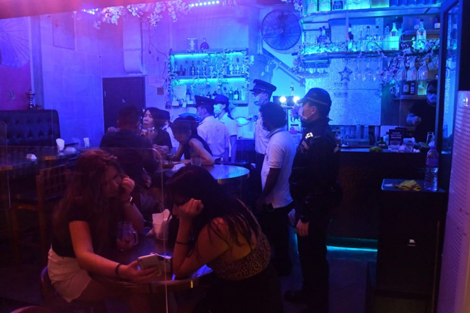 警方连同食环巡查20多间酒吧。