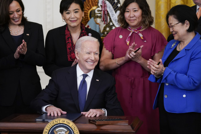 拜登在白宮簽署反歧視亞裔法案。AP圖片
