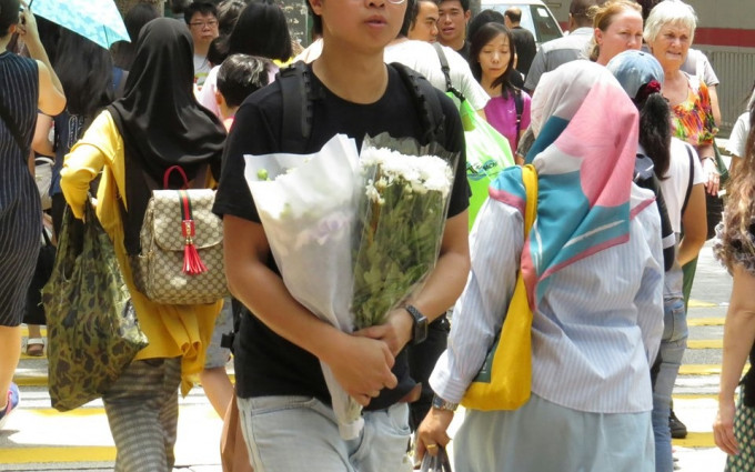 花墟今日多了一批购买白花的黑衣顾客。FB「香港突发事故报料区」Alexander Lau‎图片