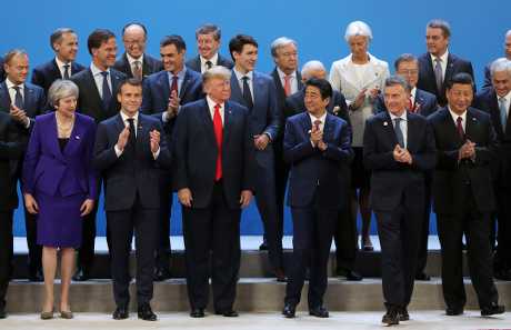 美国总统特朗普（前左三）与中国国家主席习近平（前右一）。AP