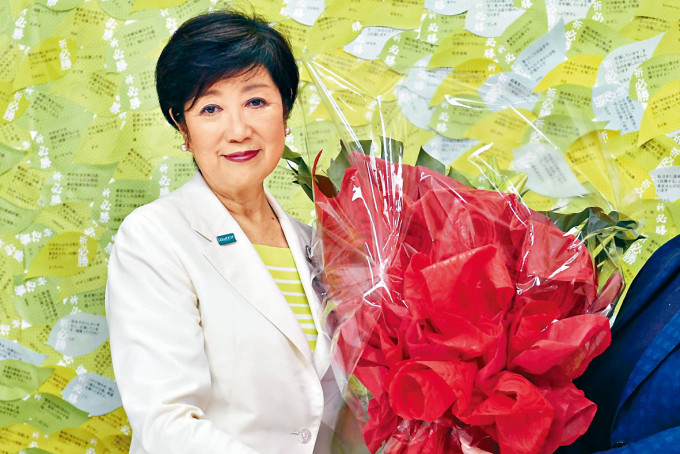 ■东京都知事小池百合子当选连任后获赠花束。