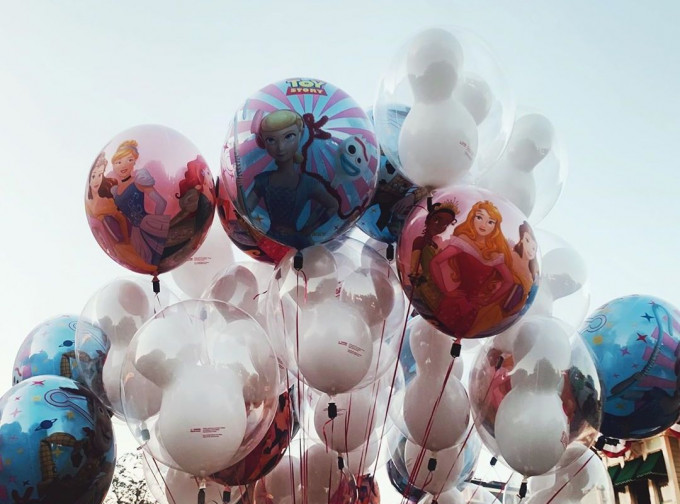 東京迪士尼已於10月起停售氦氣球。網圖