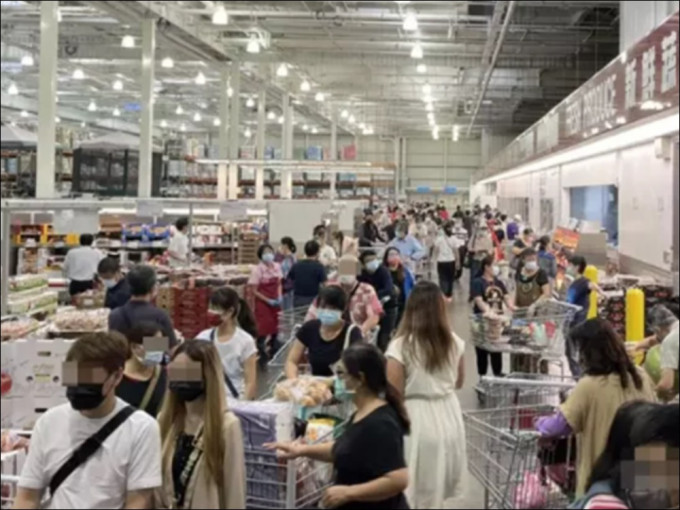 新北市多家超市下午起涌现人潮。网图