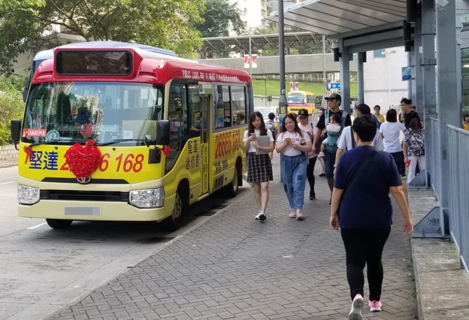 红Van车前挂上红色心型花球，「改装」成一辆花车。 香港公共交通智库Facebook图