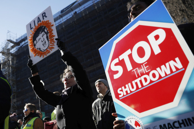 美國多地爆發以被迫休假聯邦政府僱員為主的抗議活動。AP