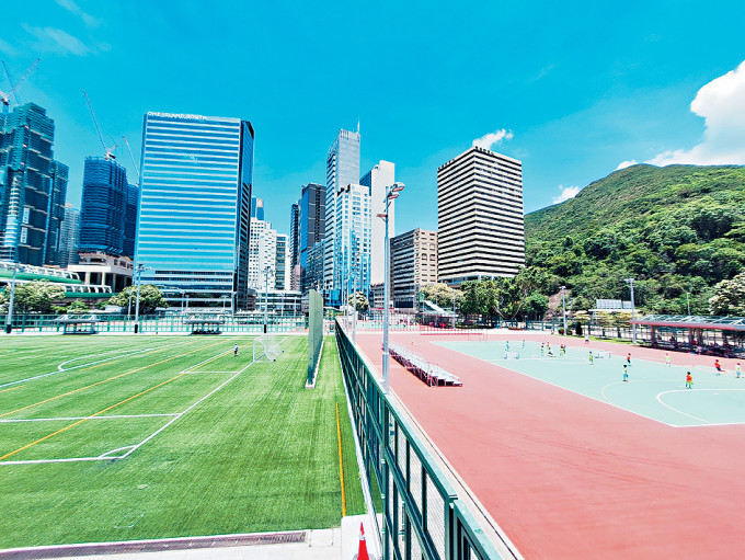 香港仔運動場及黃竹坑遊樂場一帶有多個運動場地，毗鄰海洋公園。