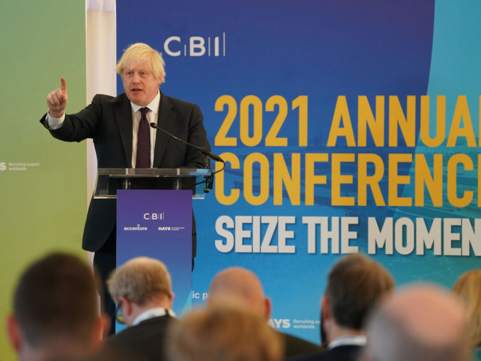 约翰逊出席英国工业总会年会演说时找不到讲稿，向商界领袖大谈Peppa Pig。AP图片