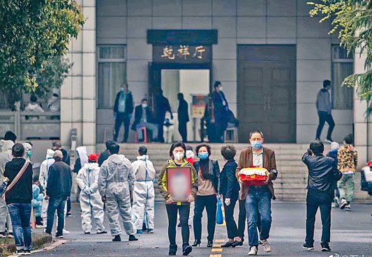 家屬到武漢殯儀館取回死者的骨灰。