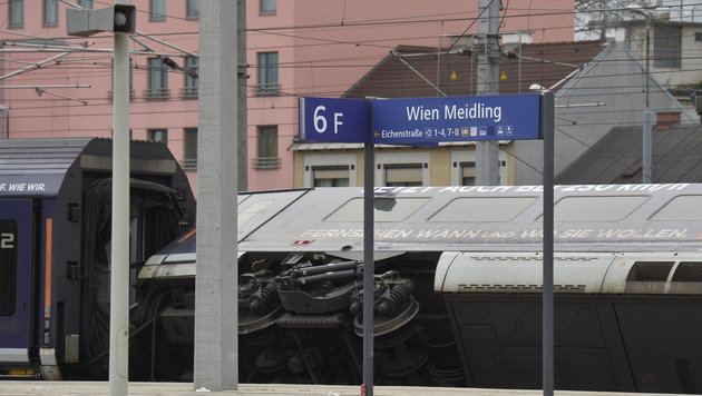 列車部分車廂出軌和傾覆。網上圖片