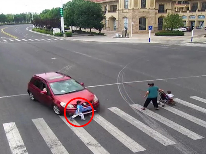 男童闯红灯被急驶轿车撞飞。（网图）