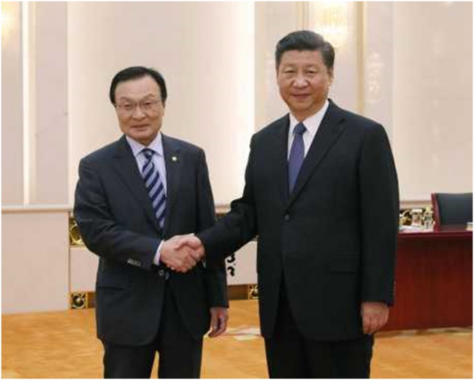習近平（右）在人民大會堂會見南韓總統特使李海瓚（左）。 新華社