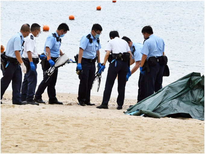 南湾泳滩发现一具穿有浮潜装备的浮尸。