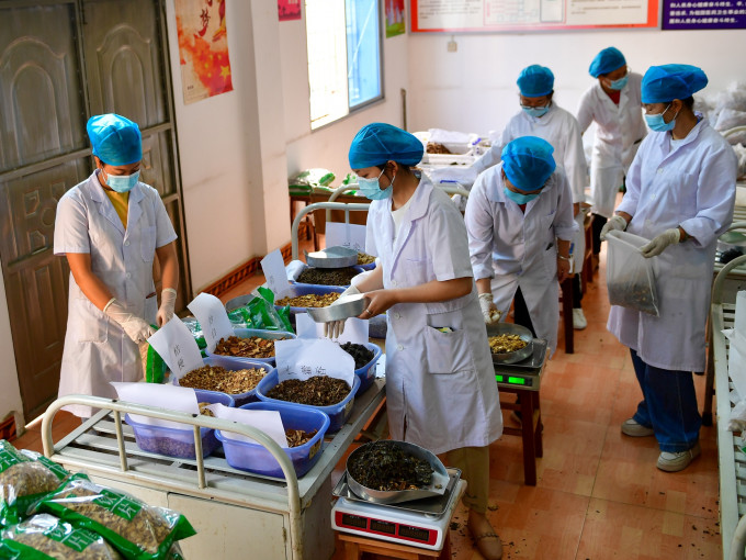 云南的中医医院调配中药治新冠肺炎。新华社图片