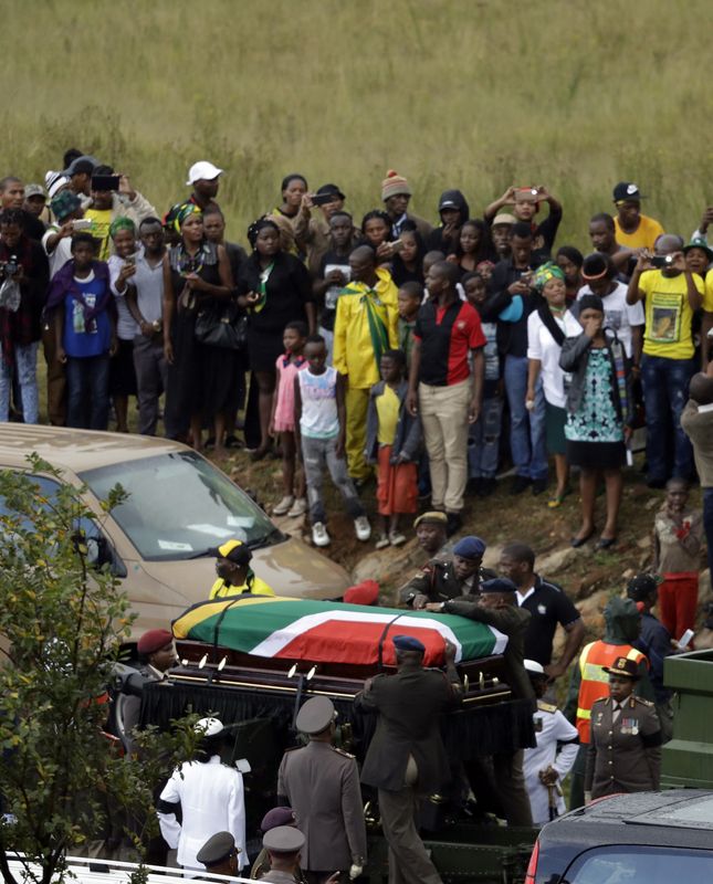 大批群众聚集在索韦托镇奥兰多球场内参加国葬仪式。AP