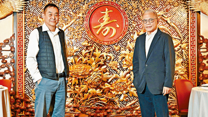 发起「射雕英雄宴」的于常海教授（左）与镛记酒家董事总经理甘琨礼合照。