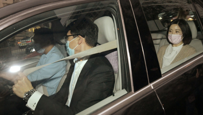 庄慧敏(右一)与丈夫赵名宇(左穿黑西装)较早前到法庭应讯。 资料图