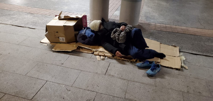 在深水埗通州街公园一些露宿市民在纸皮上睡觉。