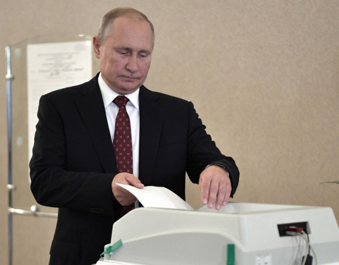 分析認為普京的支持度，今年五月已跌至十三年來新低。俄地方選舉被視為對普京信任公投。AP