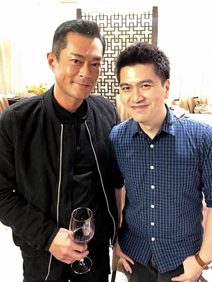 《逆流大叔》的導演陳詠燊在慶功宴上與古仔合照。