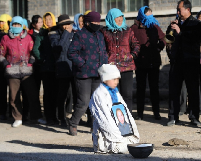 7歲孤兒鄭瑞昌在零下10度的氣溫下跪謝鄉親父老。網圖