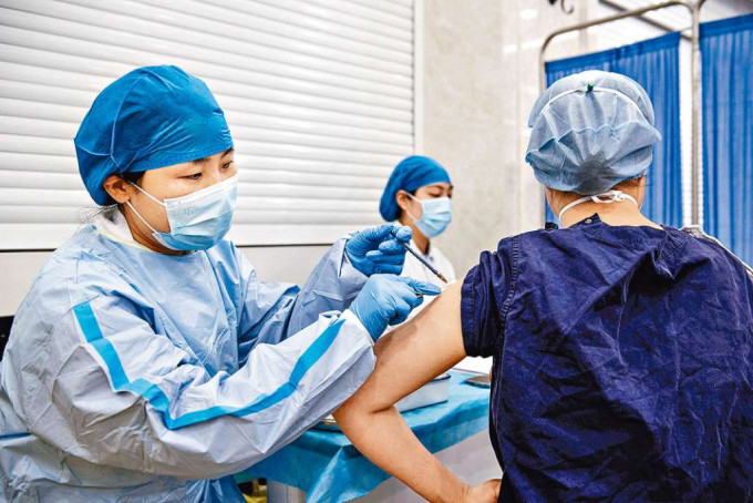 ■武汉一名医护人员接种疫苗加强剂。