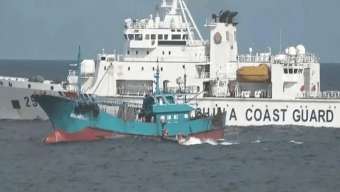 涉嫌休漁期違規捕撈，漁船在東海惡意撞擊海警，9人被捕。