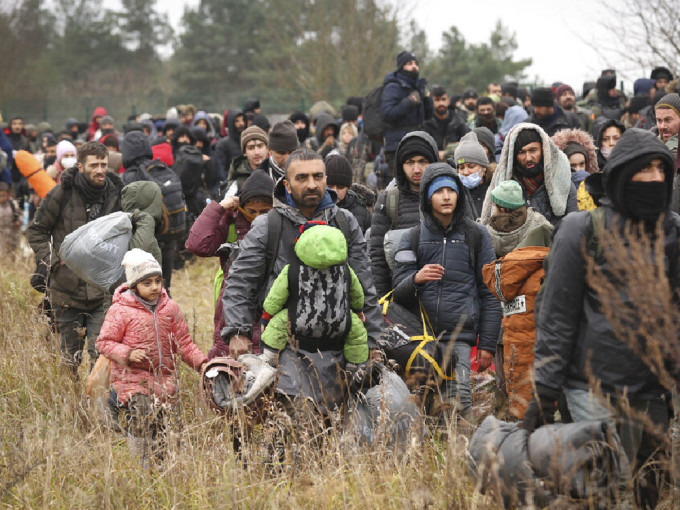 大批主要來自中東的移民集結在白俄羅斯和波蘭邊界地區的。（美聯社）