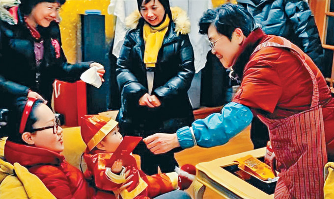 春节时长辈会给孩子们发拜年红包。