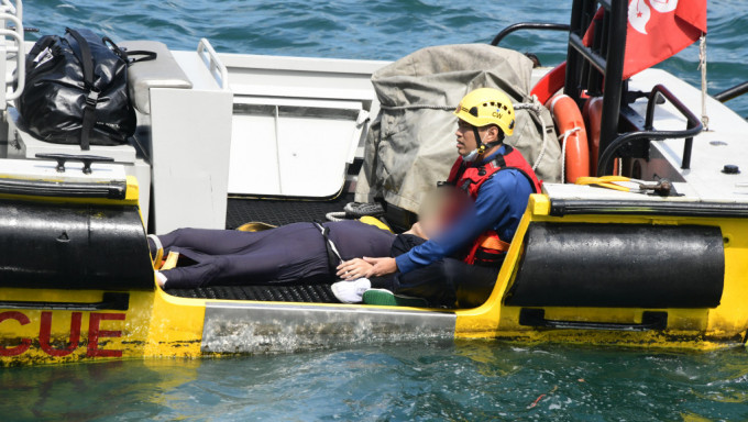跳海女子由消防艇救起。梁国峰摄