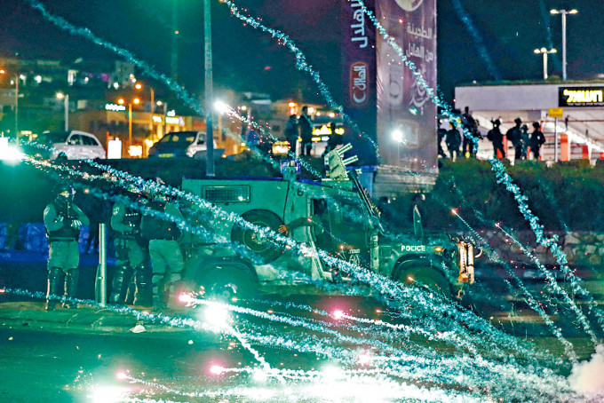 以色列北部阿法姆鎮有巴人示威者向以警察射煙花炮。