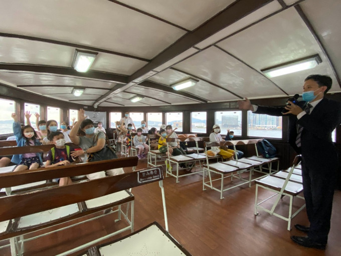 天星小轮于暑假期间举办了3次维港游活动，邀基层儿童及家庭乘坐环保渡轮。