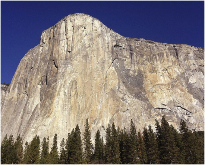 两人攀登优山美地国家公园内的酋长岩（El Capitan）时失足跌死。AP