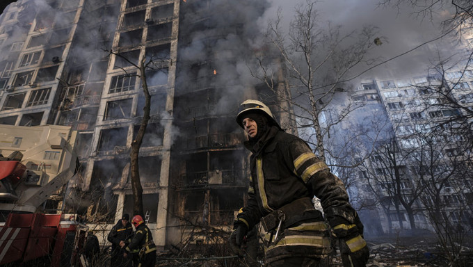 基辅4栋大楼遭炮击，引发火灾。AP