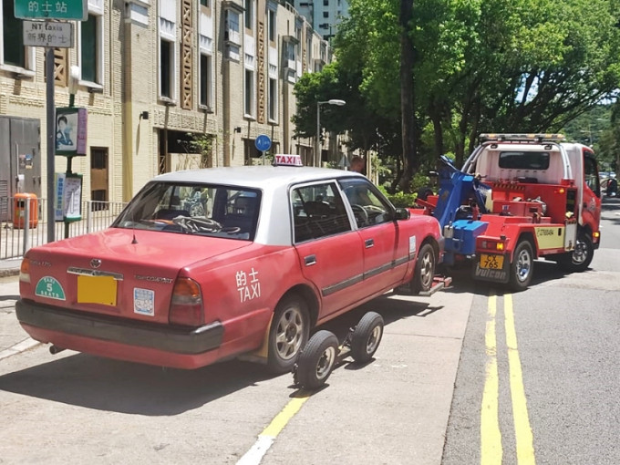 警方昨日於區內交通黑點進行打擊違例泊車的執法行動。警方圖片