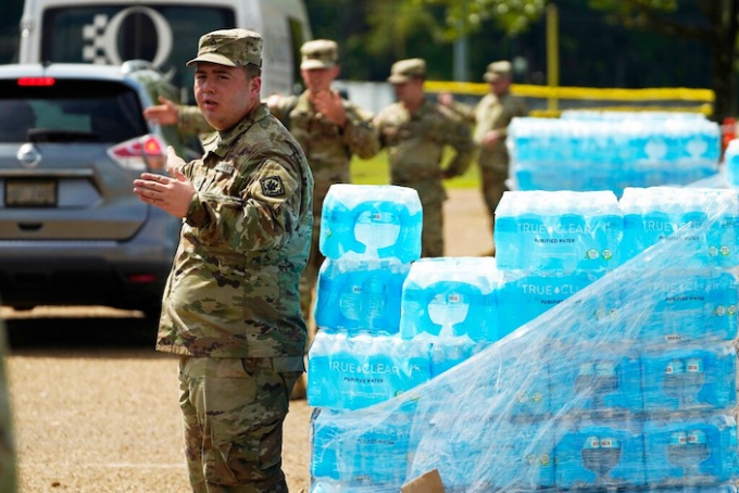 美国当局调派国民警卫队协助救灾。AP图片