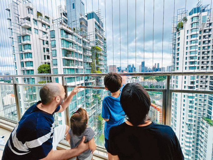侨居新加坡的以色列人家庭，去年在狮城寓所的露台眺望城市景色。