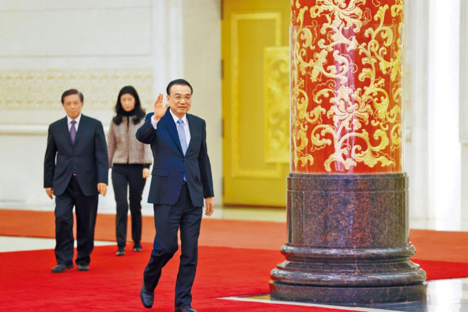 国务院总理李克强在北京人民大会堂，出席记者会回答提问。