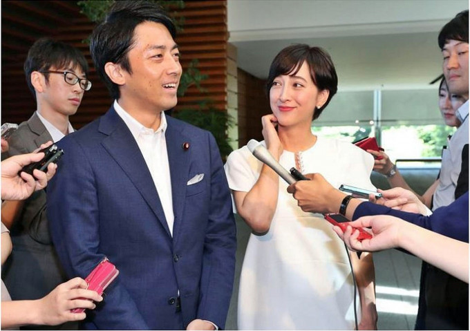 今年8月小泉与日法混血美女主播泷川雅美宣布婚讯。资料图片