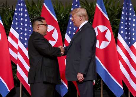 （左起）金正恩与特朗普去年6月在新加坡首次会面，双方承诺推动朝鲜半岛非核化。AP
