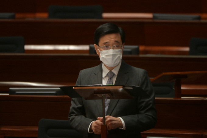 政务司长李家超在书面回覆议员质询时表示，会让市民理解香港的巨大潜力，继续留港发展。