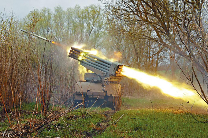哈爾科夫市烏軍以多管火箭發射器發射火炮。